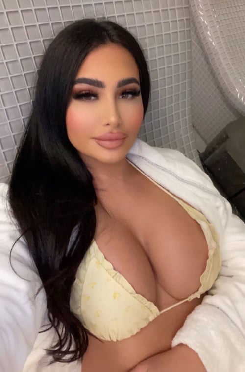 Sweet 🍑🍯 Hot & Sexy, Clean & soft Pussy. I’m available for both Incall and outcall
