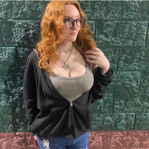 Hi Am Jenny, Sexy red head hooker, available for girlfriends experience fun , also a squirter💦🥺