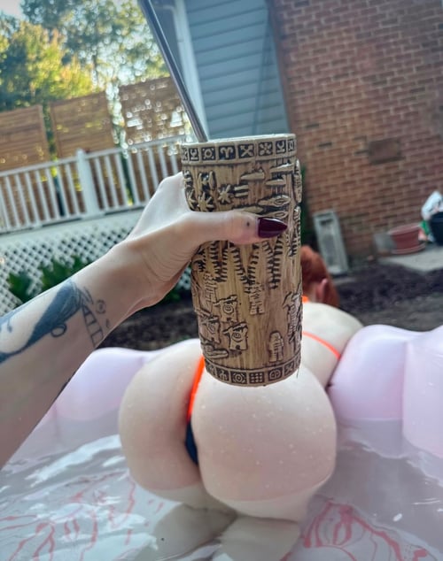 I’m female escort available for hookup and I sell my hot nudes and videos