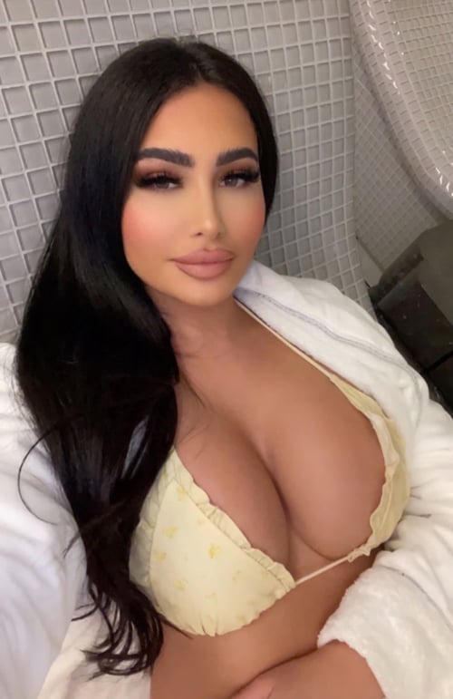 Sweet 🍑🍯 Hot & Sexy, Clean & soft Pussy. I’m available for both Incall and outcall