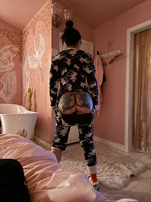 I’m a mature hooker, with high levels of sweetness, you can count on my service