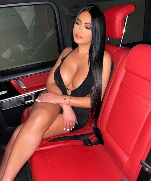 Sweet 🍑🍯 Hot & Sexy, Clean & soft Pussy. I’m available for both Incall and outcall