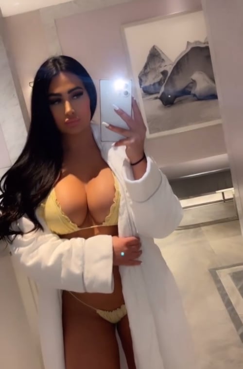 Sweet 🍑🍯 Hot & Sexy, Clean & soft Pussy. I’m available for both Incall and outcall