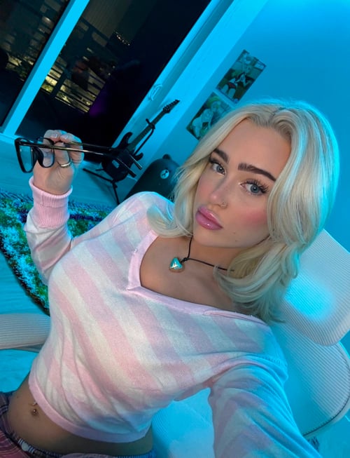 Sweet 🍑🍯 juicy 🥰 hot , Clean & soft Pussy. I’m available for both Incall and outcall