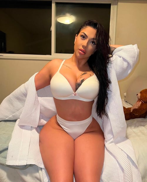 Snapchat: daniellawilli Instagram: Marryjuan2136 Yo it’s Daniella I squirt a lot and ride real good