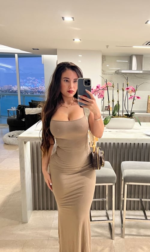 AVAILABLE FOR HOOK UP👅🍑🍆💦