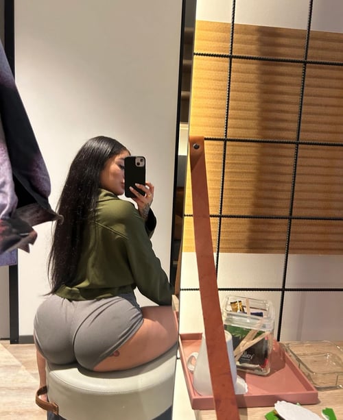 I’m an escort 💦🍆 HMU whenever you need me 💯 I give blow jobs and s*x at cool rates😍💦🍆