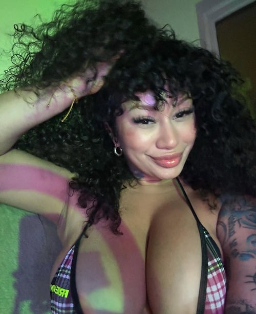 I’m an escort 💦🍆 HMU whenever you need me 💯 I give blow jobs and s*x at cool rates