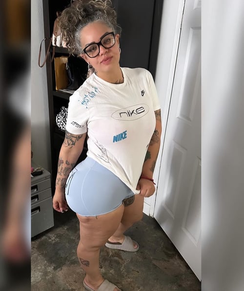 I’m a mature hooker, with high levels of sweetness, you can count on my service