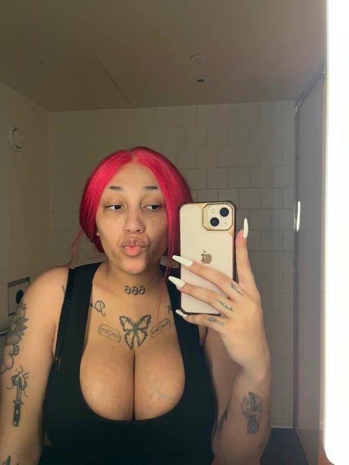 I’m female escort available for hookup and I sell my hot nudes and videos