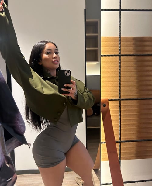 I’m an escort 💦🍆 HMU whenever you need me 💯 I give blow jobs and s*x at cool rates