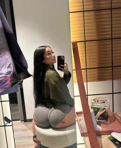 I’m an escort 💦🍆 HMU whenever you need me 💯 I give blow jobs and s*x at cool rates