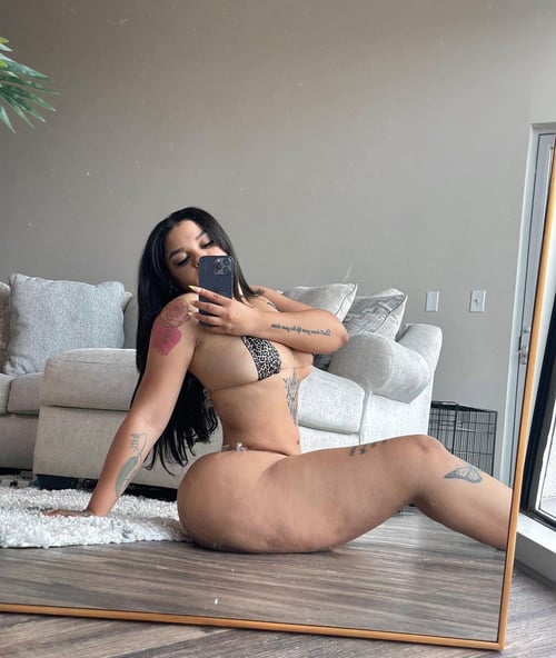 Escort available for hook up