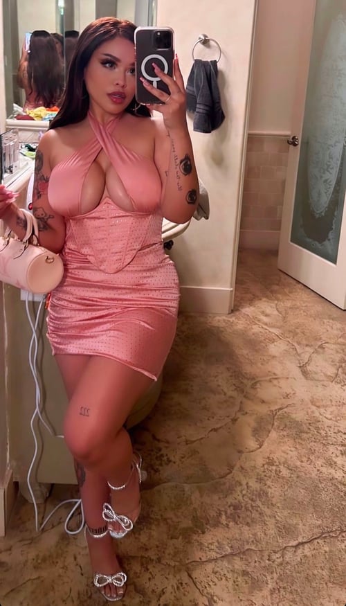 I offer sex, nudes and naughty FaceTime at nice rates…