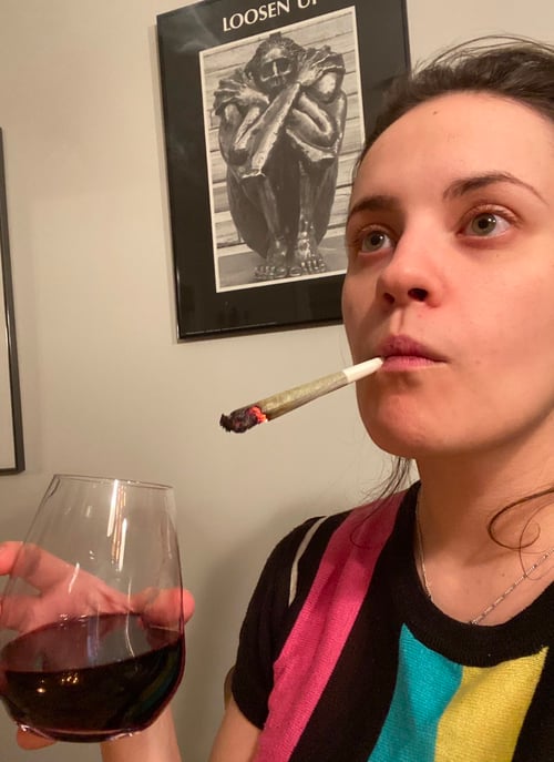 Available now… Smoking 🚬 🦊 HOT TINY PUSSY✨ A SQUIRT QUIN 😩AND LOVE TO RIDE ON HORSES🍆😈