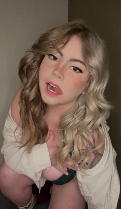 Need A Hard Cock For My Horny Tight Pussy now HMU