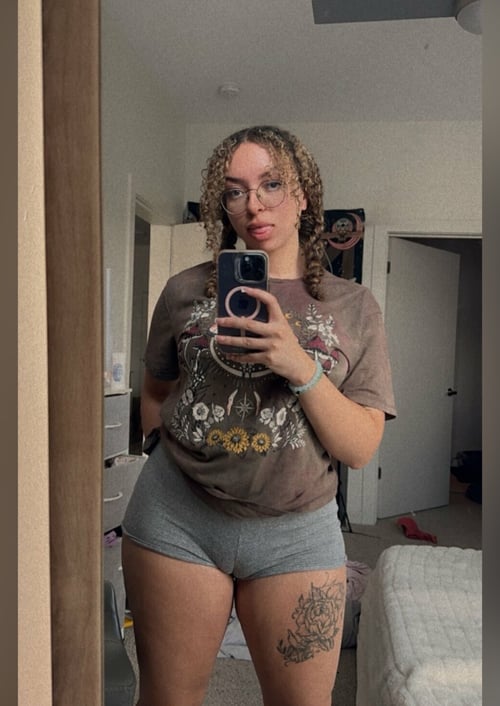 Escort available for hookup