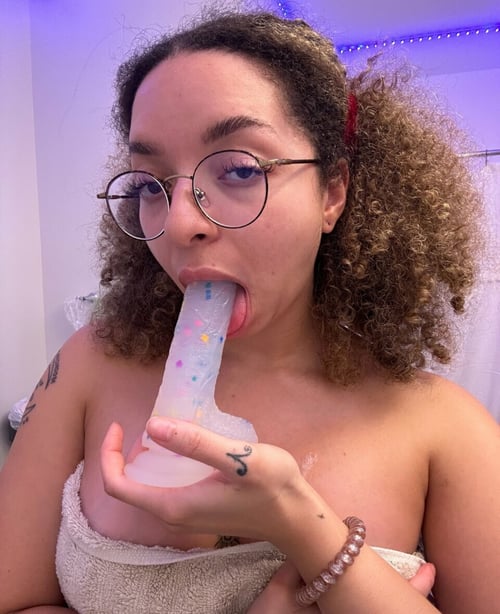 Escort available for hookup