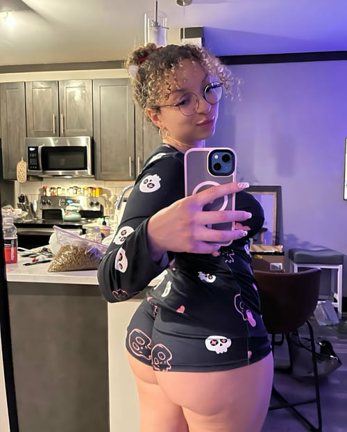 Escort available for hookup