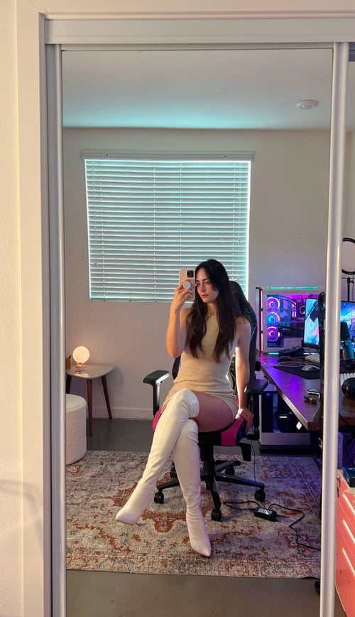 Hello I’m Nora my number :(443) 677-6935 I squirt text me on Discord: Nora_ roxi22