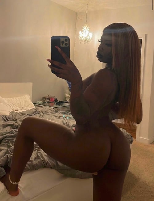 HMU Iโm so hot and very horny mature girl with flat big ass
