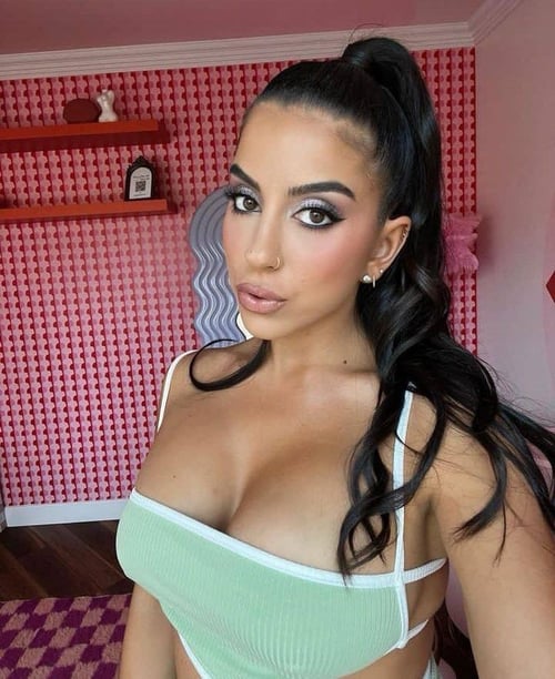 HMU and let’s hookup and get nasty, I also sell special videos 🥰