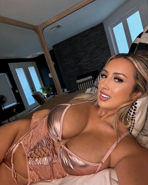 BUSTY GIRL NEXXXT DOOR💦