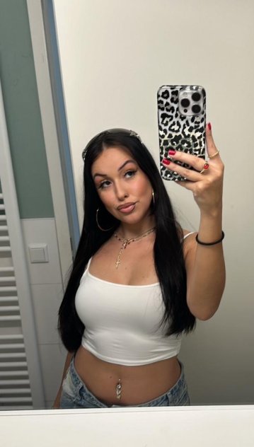 COME AND FUCK MY SWEET LITTLE TIGHT PUSSY 💦 DOWN FOR 🍆🍑👅 HMU: