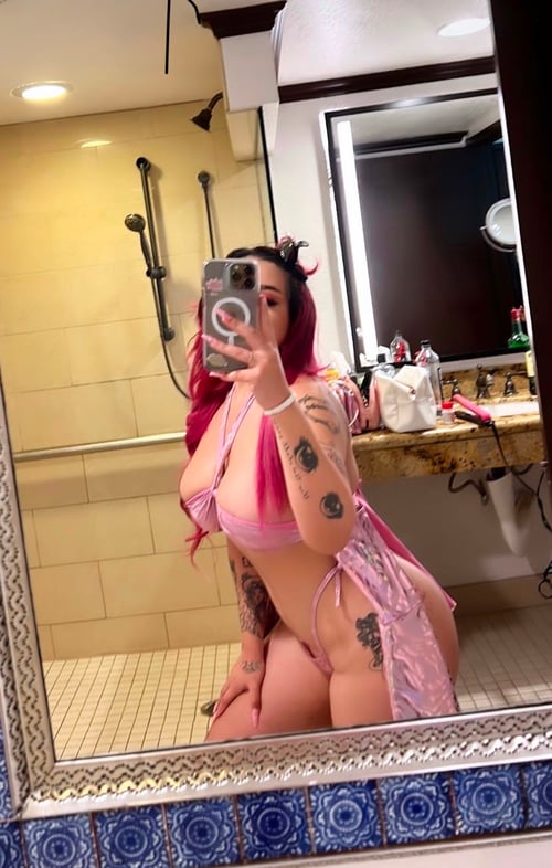 I offer sex , nudes and naughty FaceTime at nice rates…