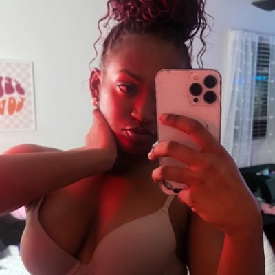 I'm ho-rny TS girl 👅 need some dick 💋 available for you😉💋
