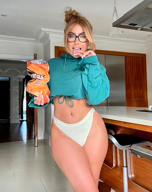 COME EXPLORE YOUR FANTASIES WITH ME😈💦DIG MY HOLES AND MAKE ME SCREAM 🥰💕🍆🍑