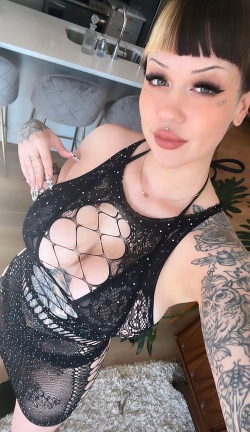 I’m available for hookup services incalls, outcalls, cardates, hotels. 420 friendly.