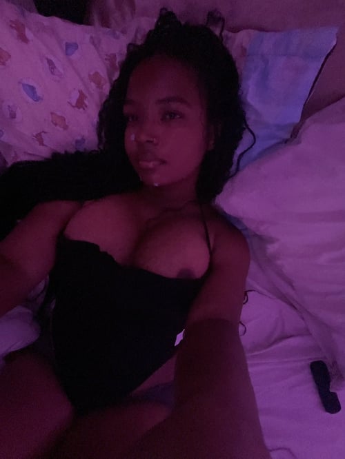Am available for hookup and massage Incall or outcall 🍑🍆
