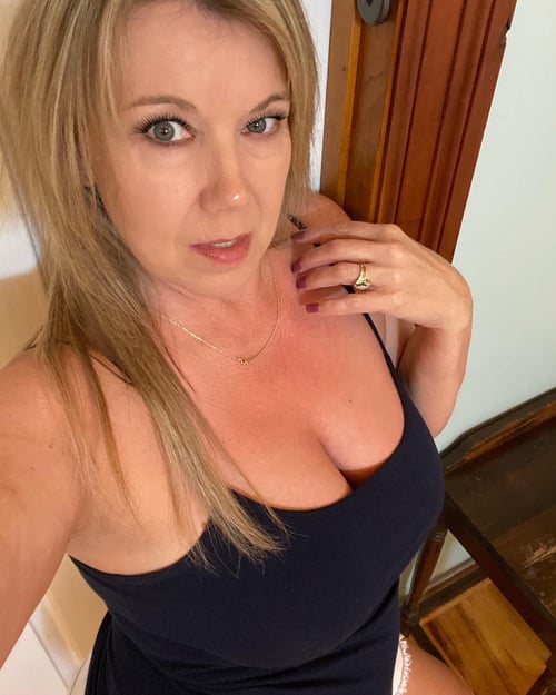 50 years old PROFESSIONAL, INDEPENDENT, MATURE MASSEUSE, I OFFER ALL KINDS OF MASSAGE\HAPPY ENDING