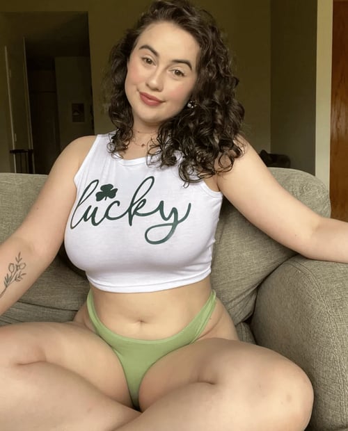 Hey I accept payment in person 5852128482🍑 the newly sexiest girl in town 👅😋