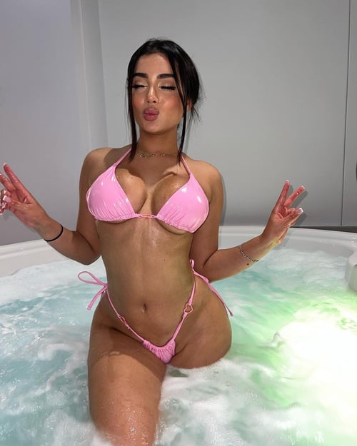 Hot Venezuelan I only accept cash my number +1 3122789376