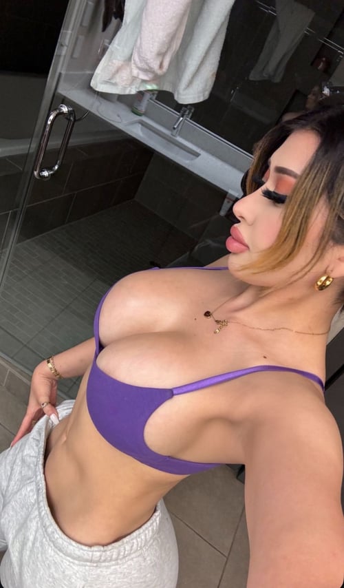 Im available for fun 🌺🍆🍑