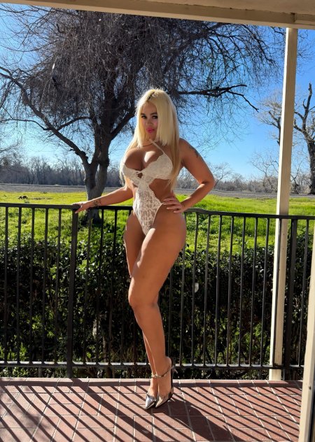 Sexy colombiana visitando la ciudad
