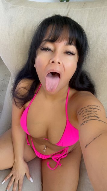 Hit me up if you need a hot girl