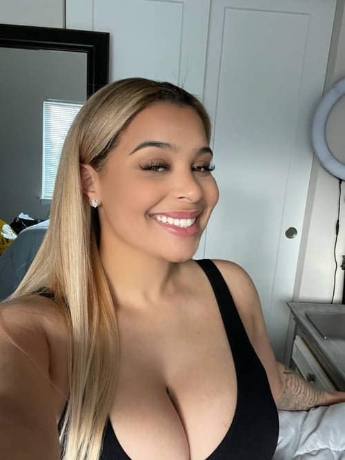 HMU for Hookup and contents 🍑💦🍆 Text +17193475836