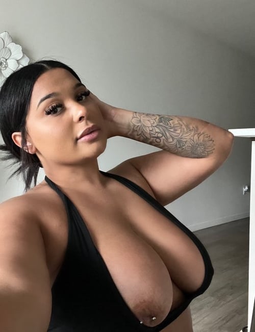 HMU for Hookup and contents 🍑💦🍆 Text +17193475836