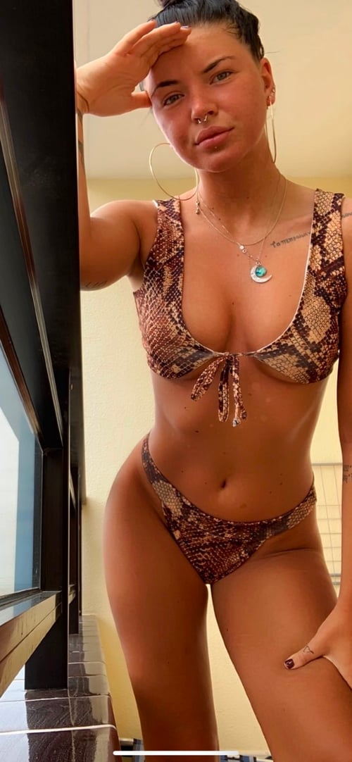 Sexy brunette 👱♀️wants Raw Sex👅💦😝🍑Hookup:hitme on snap luwamide_1