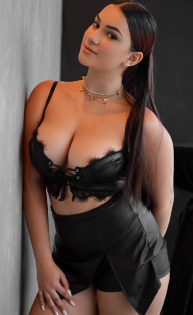 I’m available for both incall and outcall session plus Ft show and Ct