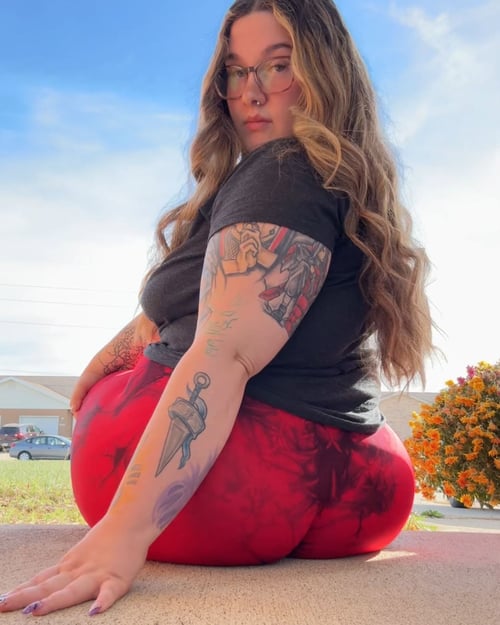 New sexy, naughty and charming mama available for your enjoyment.