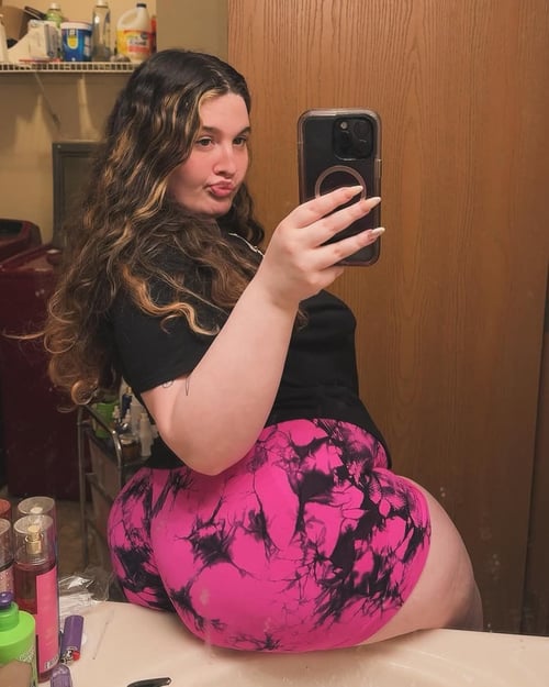 New sexy, naughty and charming mama available for your enjoyment.