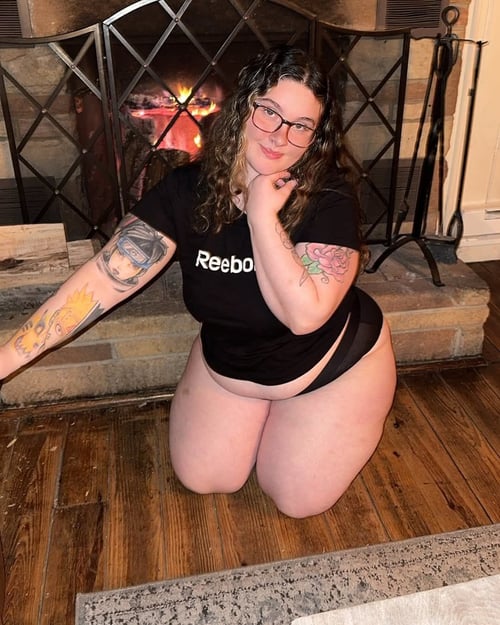 New sexy, naughty and charming mama available for your enjoyment.