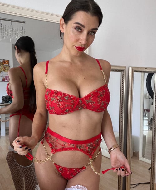 WANNA MEET UP AND FUCK? 👅SEND ME A TEXT 😋😜