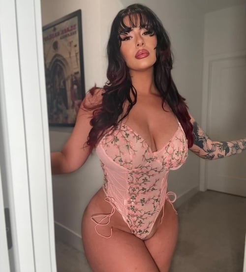 Sexy juicy pussy available for all kind of fun 🤩 🍆🍑 hotel or my apartment Are down for one nig