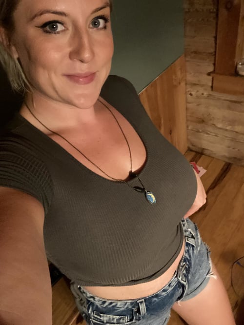 Busty MILF here to give you a great experience🍑💦🍒