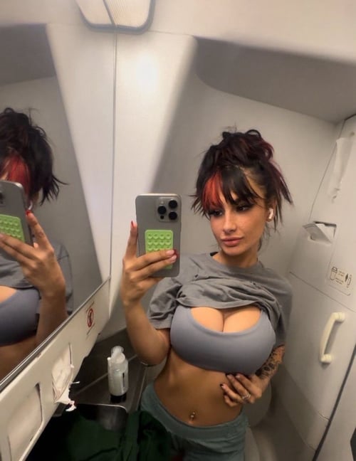 HMU for Hookup and contents 🍑💦🍆 Text +1 415-742-8678
